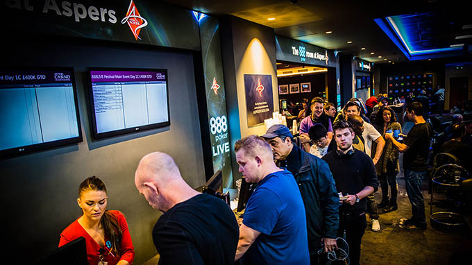 Du kan kvalificere dig til 888pokers LIVE event på Aspers Casino ved at deltage i en af de mange satellitter, eller bare møde op på dagen og lægge de 440£ i buy-in.