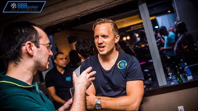 Martin Jacobson, 888poker ambassadør: ”Fra det øjeblik vi lærer spillets regler, indtil vi kan løfte trofæet, er der ingen svinggerninger.” – Læs hele hans historie her ➔ 